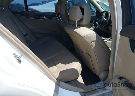 2013 Mercedes-Benz C 250 Luxury/Sport из США, поврежденный, VIN WDDGF4HB7DA784290